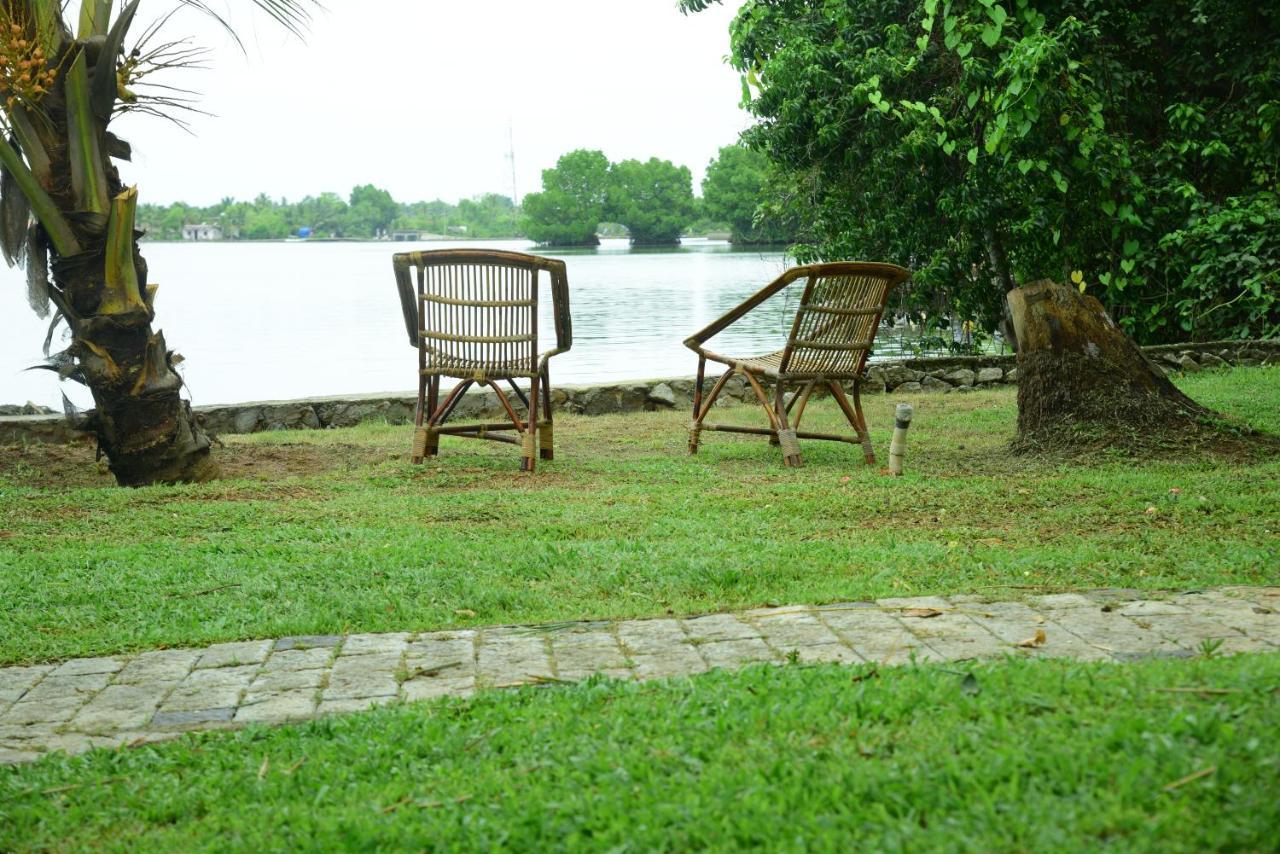 Lake N River Resort Munroe Island Mundrothuruth Exterior photo