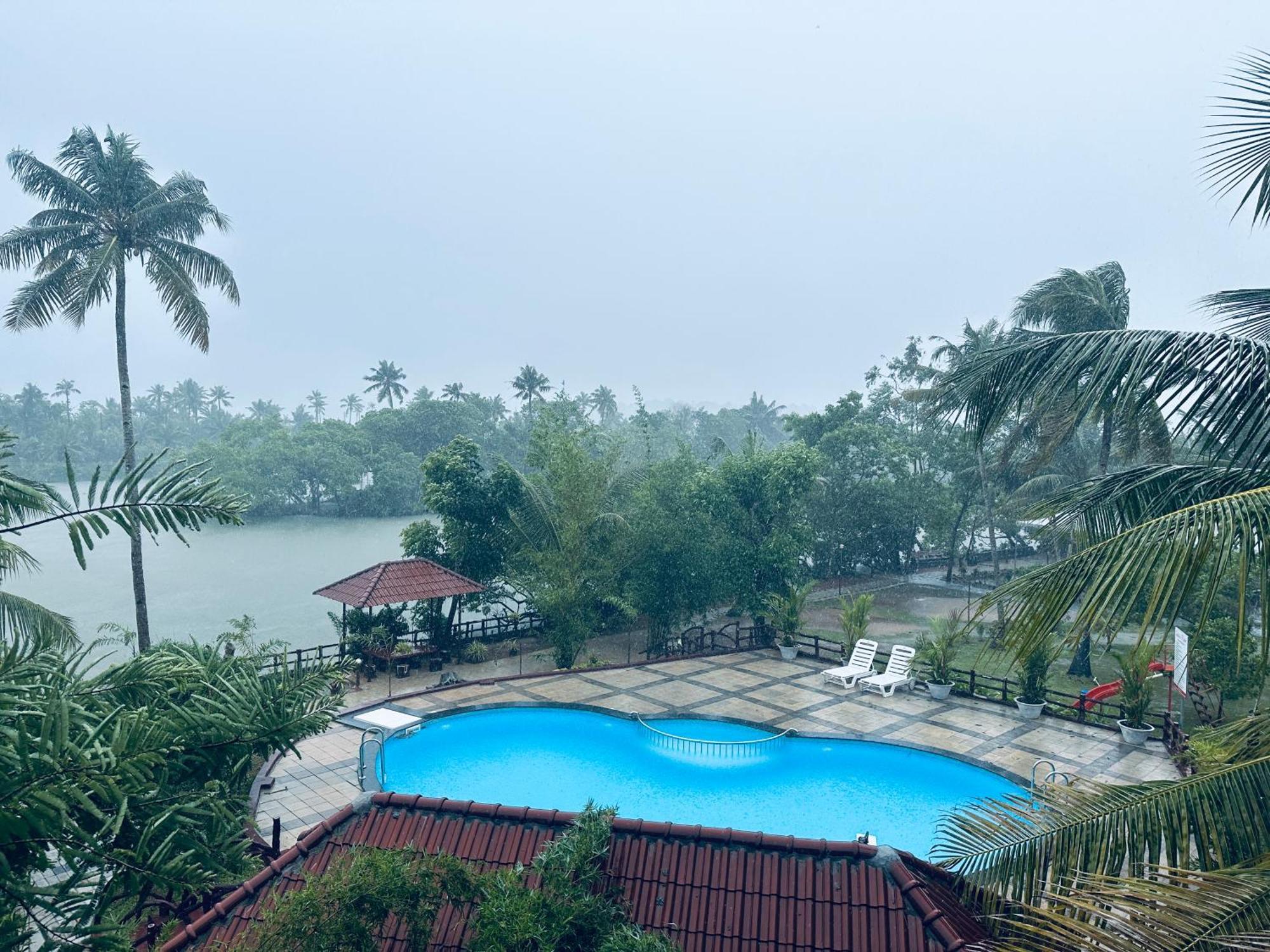 Lake N River Resort Munroe Island Mundrothuruth Exterior photo